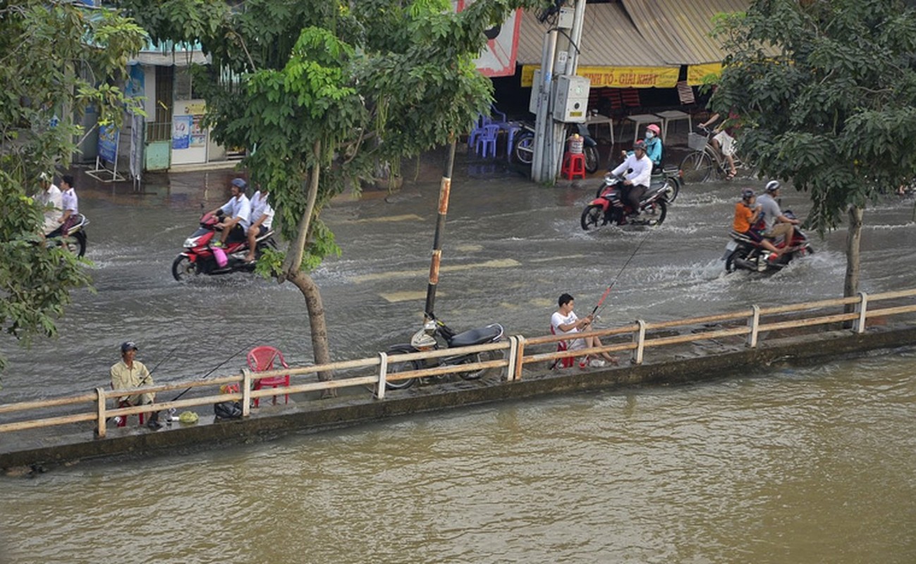 Trieu cuong gay ngap nang, nguoi Sai Gon bi bom loi nuoc-Hinh-3